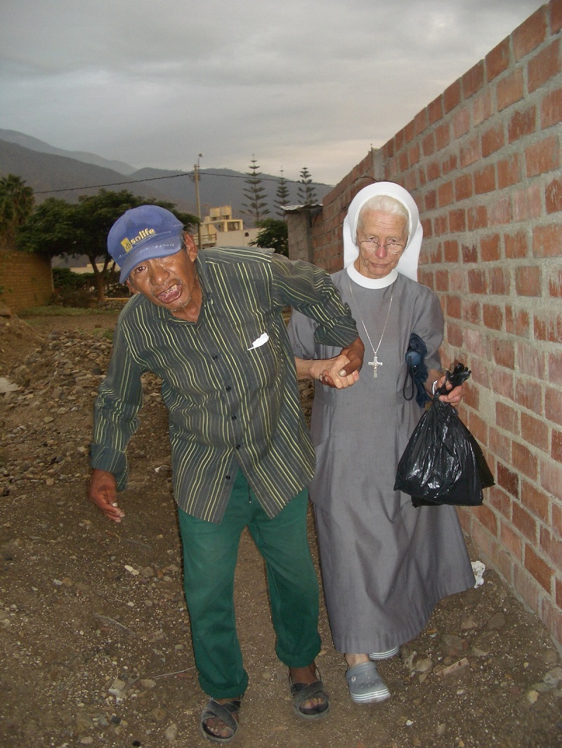 madre Liberata y anciano